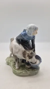 Royal Copenhagen figur kaldet "Pige med kalv", designet af Christian Thomsen