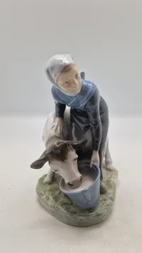 Royal Copenhagen figur kaldet "Pige med kalv", designet af Christian Thomsen