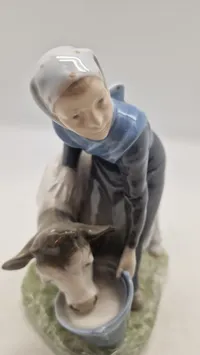 Royal Copenhagen figur kaldet "Pige med kalv", designet af Christian Thomsen