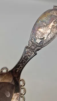 Norsk souvenir ske af nysølv med æske