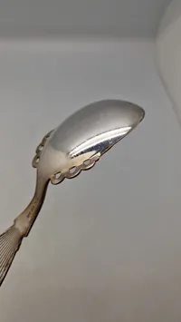 Norsk souvenir ske af nysølv med æske