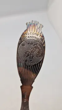 Norsk souvenir ske af nysølv med æske