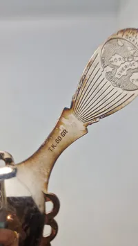 Norsk souvenir ske af nysølv med æske