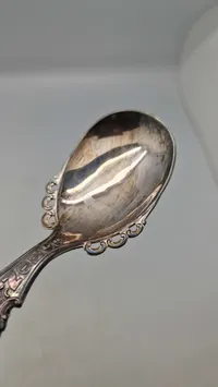 Norsk souvenir ske af nysølv med æske