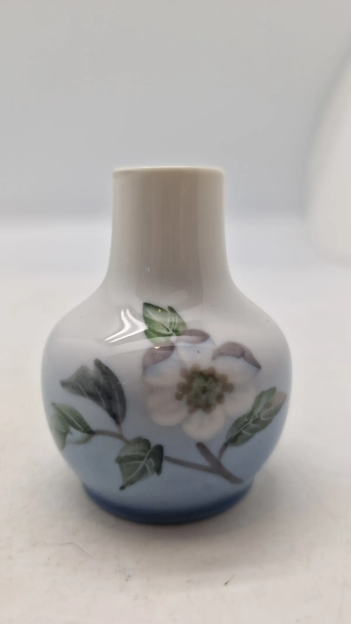 Vase med blomst, Royal Copenhagen nr. 366-116