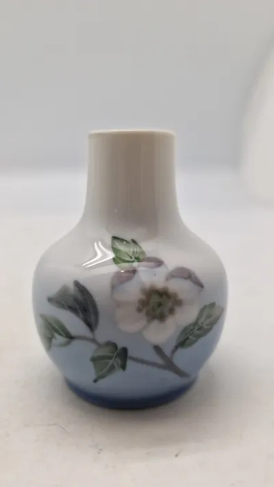 Vase med blomst, Royal Copenhagen nr. 366-116