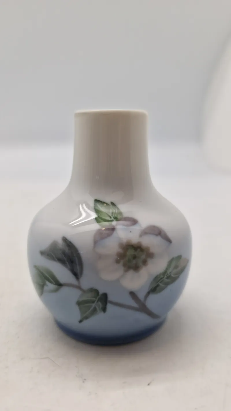Vase med blomst, Royal Copenhagen nr. 366-116