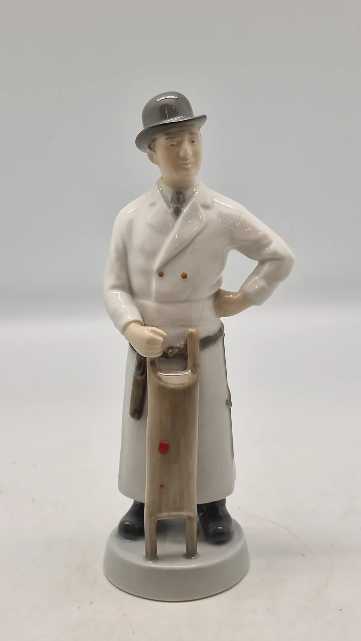 Royal Copenhagen håndværkerfigur kaldet 'Slagter' (Butcher), designet af Mogens Bovenschulte