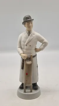Royal Copenhagen håndværkerfigur kaldet 'Slagter' (Butcher), designet af Mogens Bovenschulte
