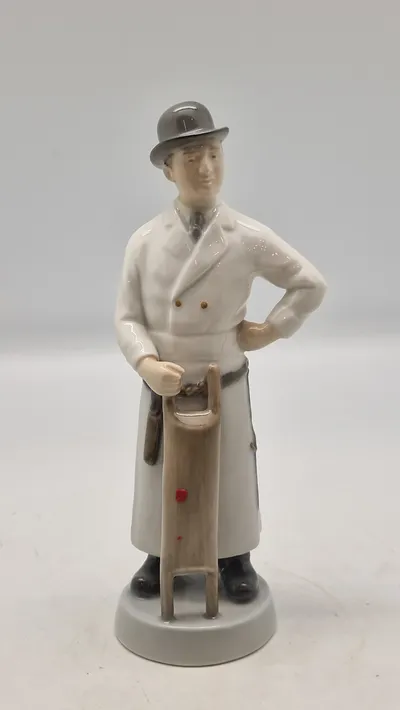 Royal Copenhagen håndværkerfigur kaldet 'Slagter' (Butcher), designet af Mogens Bovenschulte