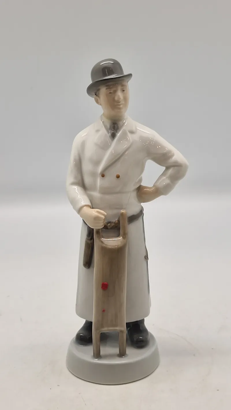 Royal Copenhagen håndværkerfigur kaldet 'Slagter' (Butcher), designet af Mogens Bovenschulte