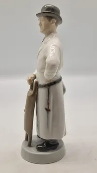 Royal Copenhagen håndværkerfigur kaldet 'Slagter' (Butcher), designet af Mogens Bovenschulte
