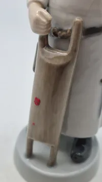 Royal Copenhagen håndværkerfigur kaldet 'Slagter' (Butcher), designet af Mogens Bovenschulte