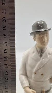 Royal Copenhagen håndværkerfigur kaldet 'Slagter' (Butcher), designet af Mogens Bovenschulte