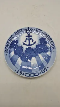 Royal Copenhagen Mindeplatte, BENEDIC. DEO ET MORERE