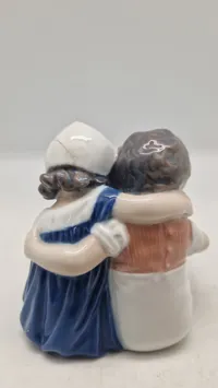 Bing & Grøndahl (B&G) porcelænsfigur kaldet "Læsende børn"