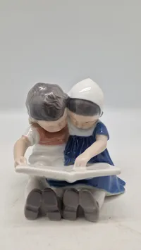 Bing & Grøndahl (B&G) porcelænsfigur kaldet "Læsende børn"