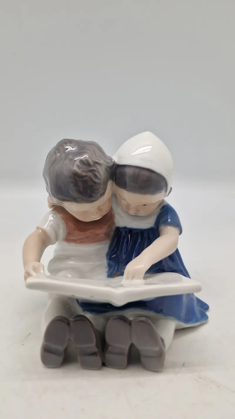 Bing & Grøndahl (B&G) porcelænsfigur kaldet "Læsende børn"