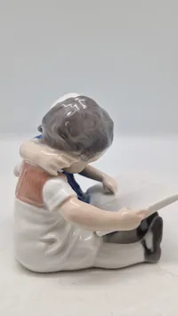 Bing & Grøndahl (B&G) porcelænsfigur kaldet "Læsende børn"