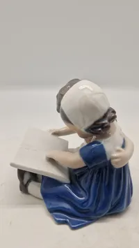 Bing & Grøndahl (B&G) porcelænsfigur kaldet "Læsende børn"