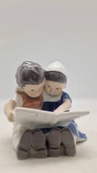 Bing & Grøndahl (B&G) porcelænsfigur kaldet "Læsende børn"