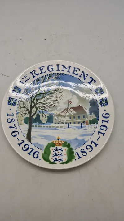 Aluminia Regiment platte. 
Platten fejrer jubilæet 1876-1916 og 1891-1916