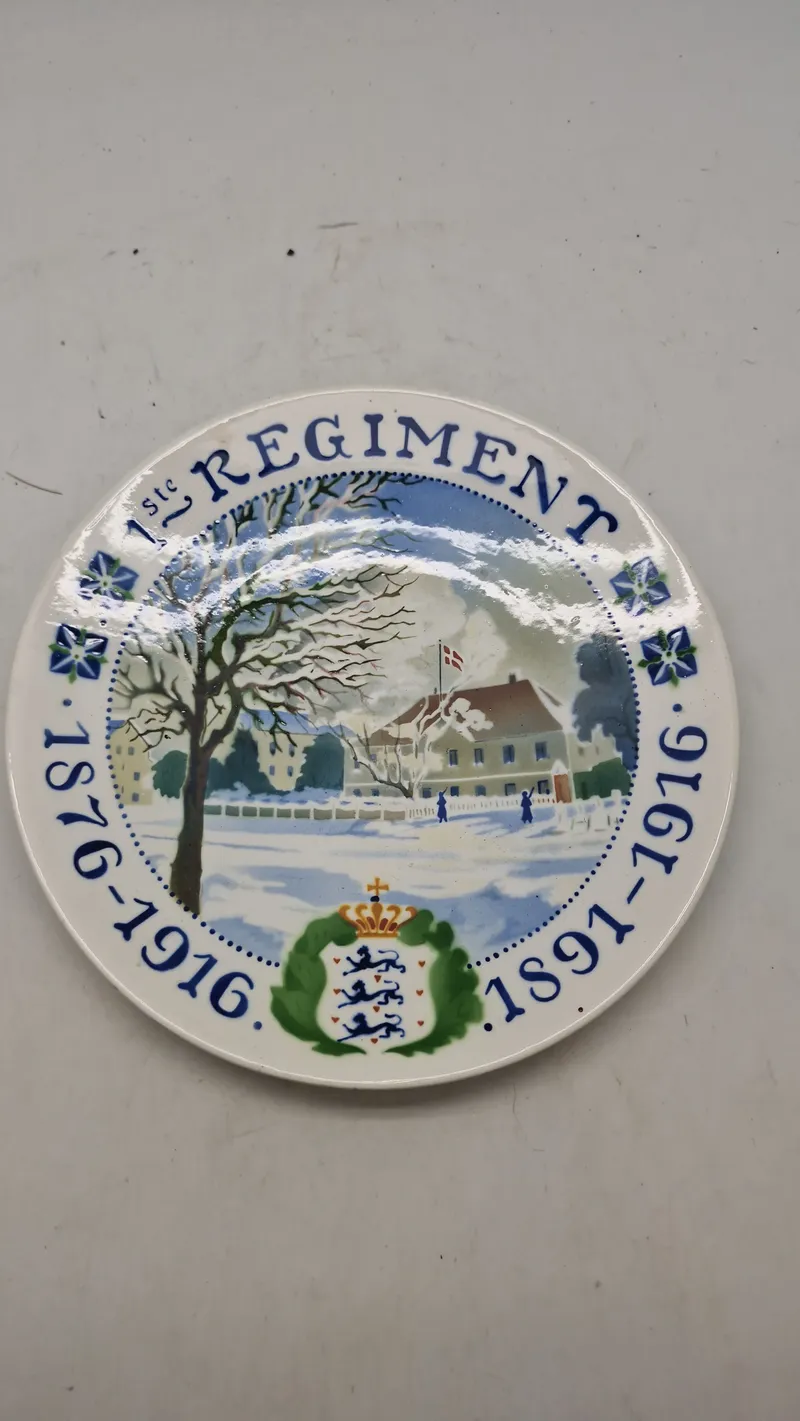 Aluminia Regiment platte. 
Platten fejrer jubilæet 1876-1916 og 1891-1916