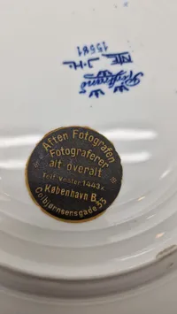 Rörstrand mindeplatte fra 1914, fremstillet i anledning af Kongemødet i Malmø