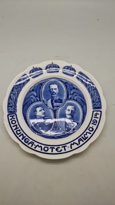 Rörstrand mindeplatte fra 1914, fremstillet i anledning af Kongemødet i Malmø