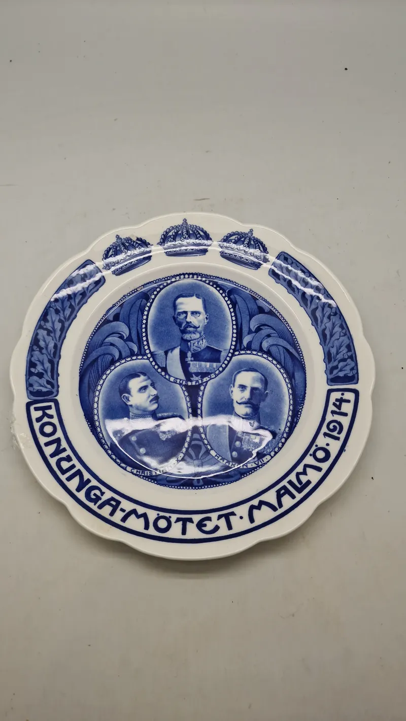 Rörstrand mindeplatte fra 1914, fremstillet i anledning af Kongemødet i Malmø