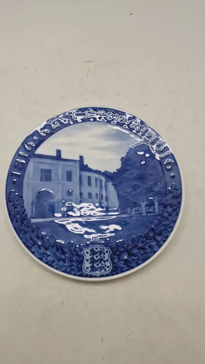 Royal Copenhagen mindeplatte fra 1916. 
Platten fejrer 100-året for Hærens elevskole