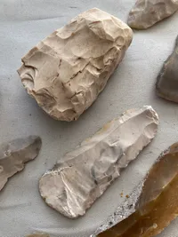 Samling originale flinteredskaber - dansk bondestenalder