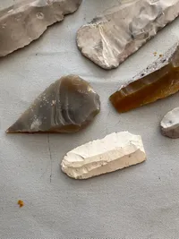 Samling originale flinteredskaber - dansk bondestenalder