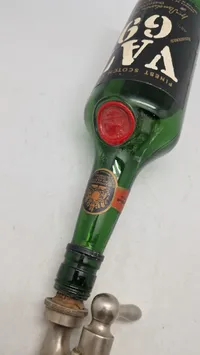 VAT 69 blended scotch whisky flaske med en dispenserstuds monteret