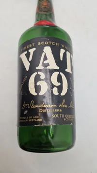 VAT 69 blended scotch whisky flaske med en dispenserstuds monteret