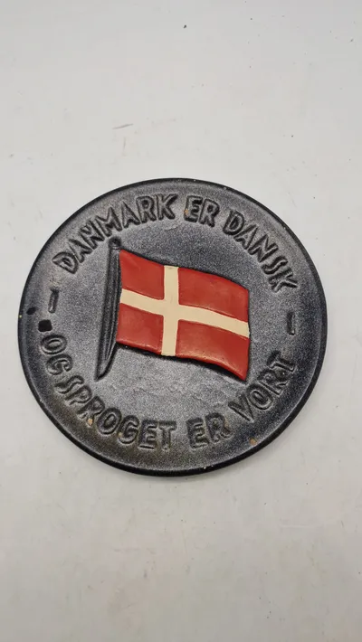 Danmarksplatte" eller genforeningsplatte, et samleobjekt med det danske flag og teksten "DANMARK ER DANSK OG SPROGET ER VORT"