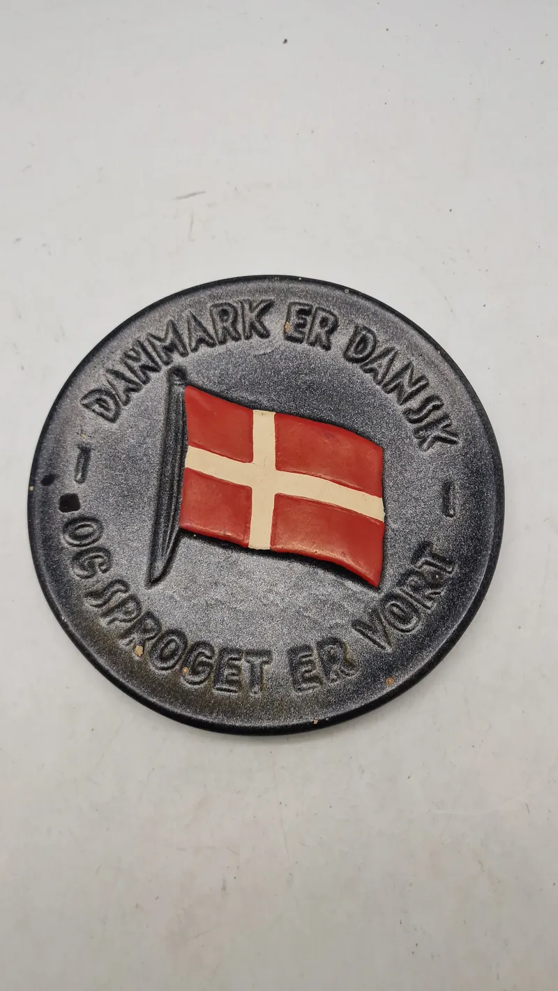 Danmarksplatte" eller genforeningsplatte, et samleobjekt med det danske flag og teksten "DANMARK ER DANSK OG SPROGET ER VORT"