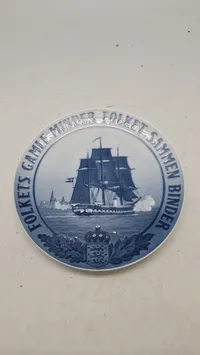 Royal Copenhagen Mindeplatte fra 1926 med motiv af Fregatten Jylland