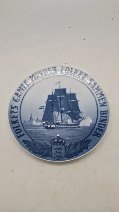 Royal Copenhagen Mindeplatte fra 1926 med motiv af Fregatten Jylland