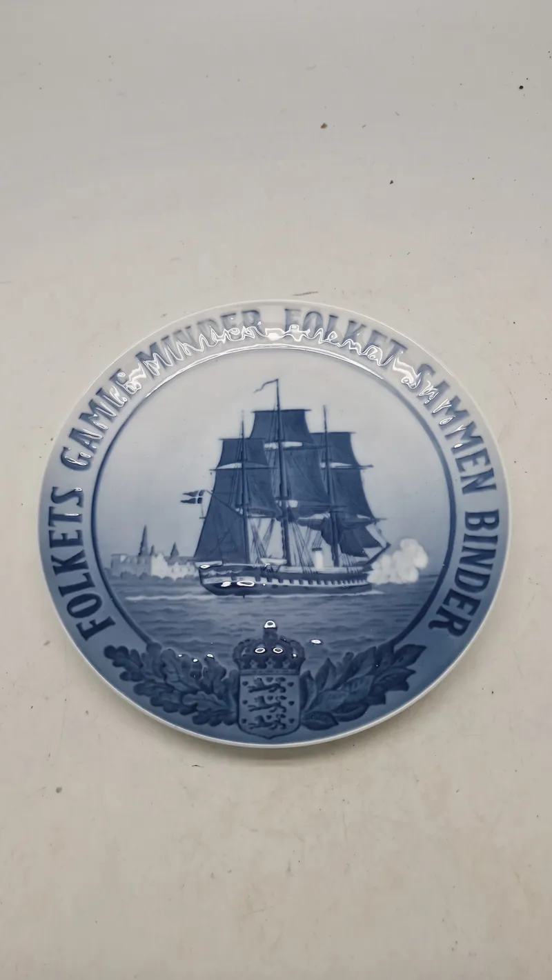 Royal Copenhagen Mindeplatte fra 1926 med motiv af Fregatten Jylland