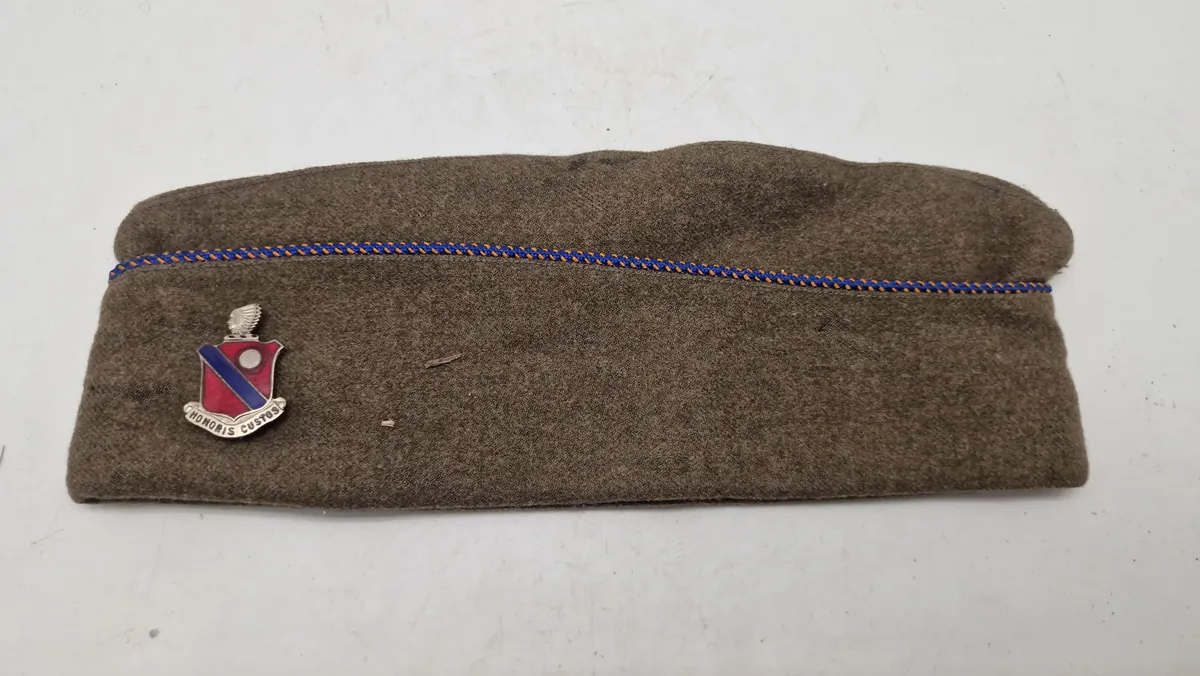 Distinctive Unit (DUI) fra Adjutant General's School side cap. Original