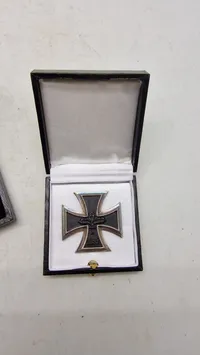 Jernkors med æske. 57 version. Originalt