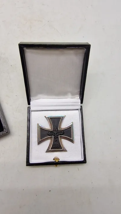 Jernkors med æske. 57 version. Originalt