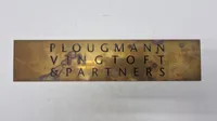 Messing skilt fra Plougmann Vingtoft & Partners