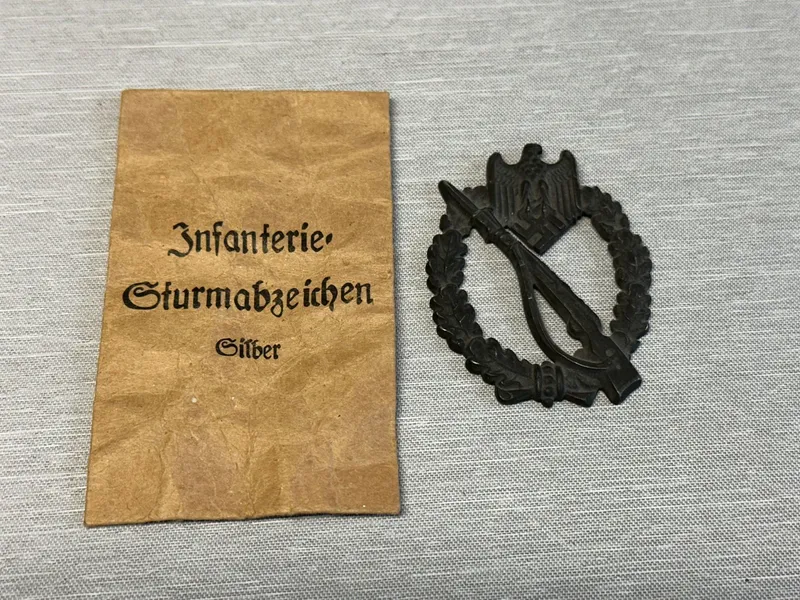 Infanterie-Sturmabzeichen med postwar pose