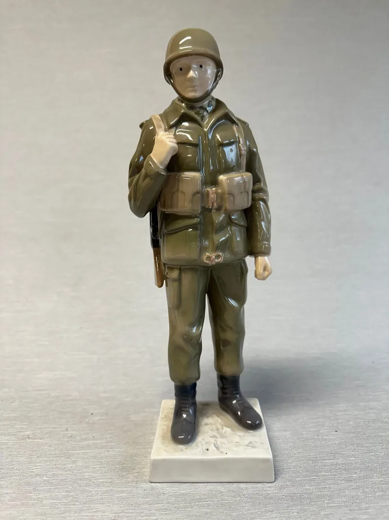 Soldat/Konstabel i hæren, Bing & Grøndahl figur nr. 2444,