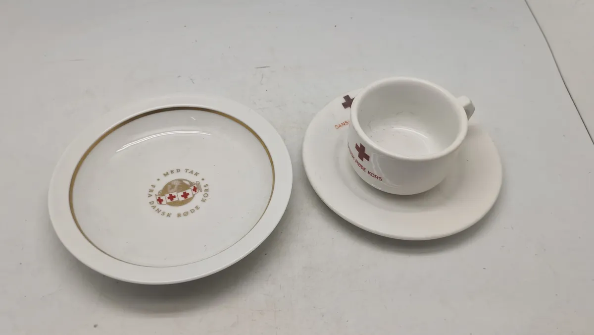 Lot røde kors porcelæn