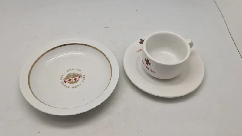Lot røde kors porcelæn