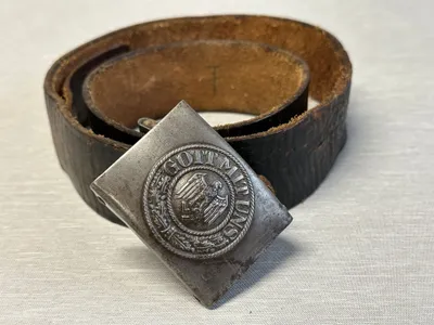 Originalt Tysk bæltespænde med reparation og senere læder