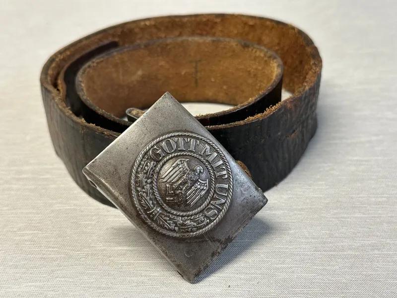 Originalt Tysk bæltespænde med reparation og senere læder
